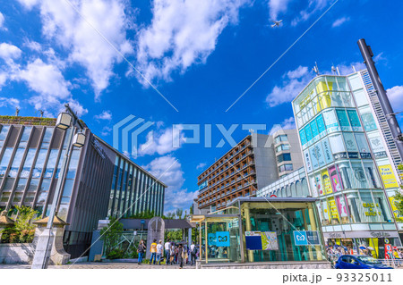 日本の東京都市景観　原宿駅や新スポット「ウィズ原宿」、都心通過の航空機などを望む＝8月19日 93325011