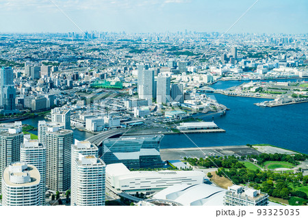 【神奈川県】夏の横浜の街並み（8月） 93325035