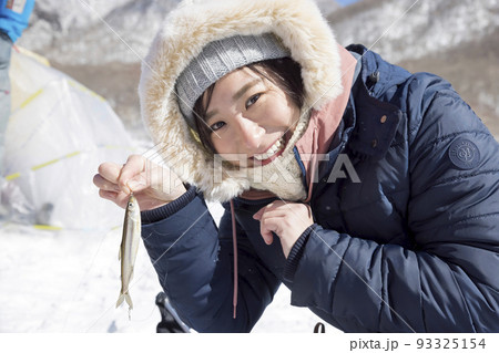 ワカサギ釣って喜ぶ若い女性　　ワカサギ釣りイメージ 93325154