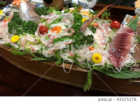 尾頭付き船盛 いろんな種類の刺身 尾頭付き船盛 いろんな種類の刺身 93325278