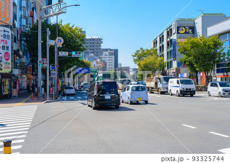 福岡市早良区西新付近の景色　西新の信号　秋13時頃　西側脇山口方面 93325744