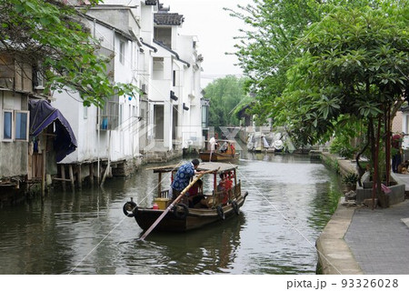 中国蘇州　運河のある風景　東洋のベニスとも呼ばれる揚子江下流域の大都市を巡る運河 93326028