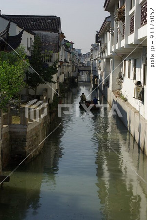 中国蘇州　運河のある風景　東洋のベニスとも呼ばれる揚子江下流域の大都市を巡る運河 93326052