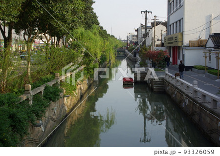中国蘇州 運河のある風景 東洋のベニスとも呼ばれる揚子江下流域の大都市を巡る運河 中国蘇州 運河のある風景 東洋のベニスとも呼ばれる揚子江下流域の大都市を巡る運河 93326059