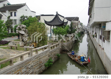 中国蘇州 運河のある風景 東洋のベニスとも呼ばれる揚子江下流域の大都市を巡る運河 中国蘇州 運河のある風景 東洋のベニスとも呼ばれる揚子江下流域の大都市を巡る運河 93326060