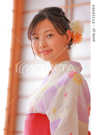和室の浴衣の女性_クローズアップ1 93326464