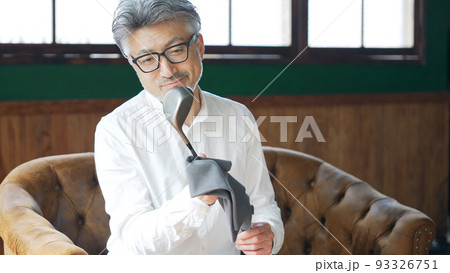 ゴルフクラブを磨く中高年男性 ゴルフクラブを磨く中高年男性 93326751