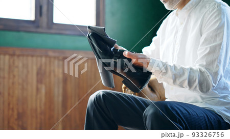 革靴を磨く男性 93326756