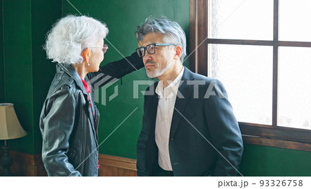 壁ドンするシニアカップル 壁ドンするシニアカップル 93326758