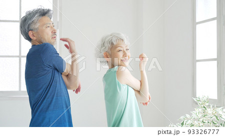 ストレッチするシニアカップル　アクティブシニア 93326777