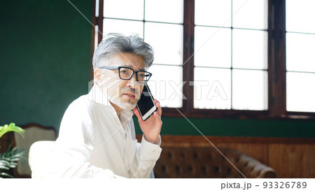 スマホで通話するシニア男性 スマホで通話するシニア男性 93326789