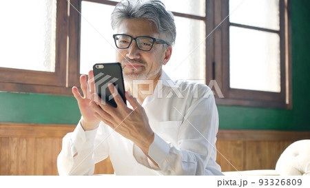 スマホを使うシニア男性 93326809