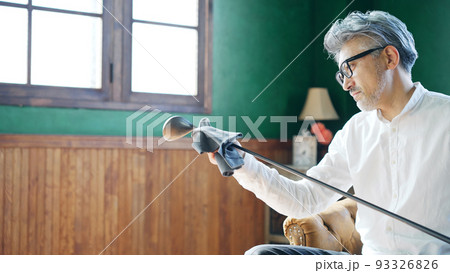 ゴルフクラブを磨く中高年男性 ゴルフクラブを磨く中高年男性 93326826