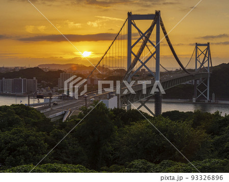 関門橋と夕日 93326896