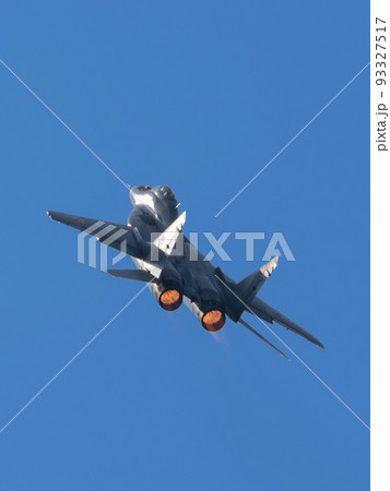 ポーランド空軍MiG-29デモチーム上昇 93327517