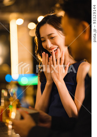 バーで美女にプレゼントを貢ぐ髭の男性 93329144