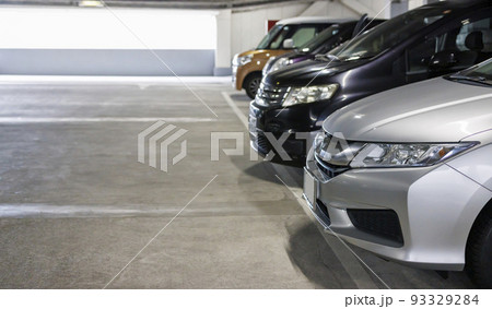 日本の立体駐車場に車が駐車してある画像 93329284