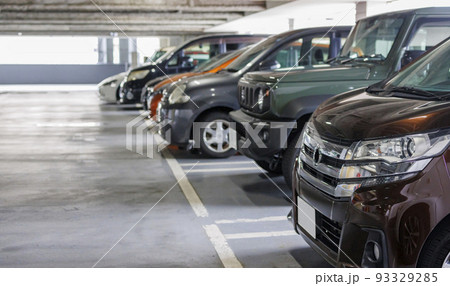 日本の立体駐車場に車が駐車してある画像 93329285