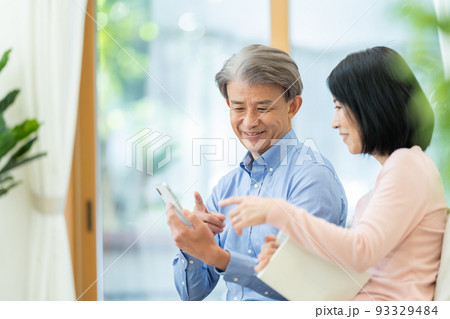 ミドル夫婦　団欒 93329484