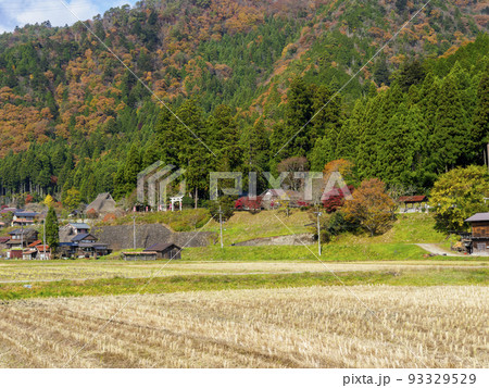 秋の美山かやぶきの里と神社の風景 93329529