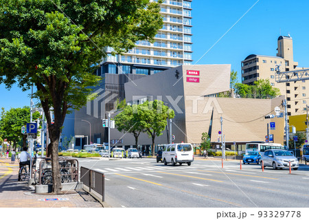 福岡市早良区西新付近の景色　西新の信号　秋13時半頃　プラリバ前　天神方面 93329778