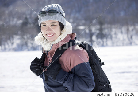 冬山登山をする若い女性 冬山登山をする若い女性 93330026