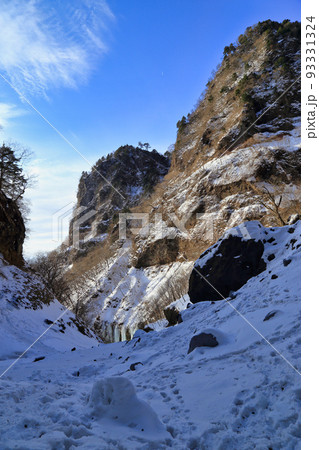 厳冬期の早朝の雲竜渓谷 ( 栃木県 日光市 2018年2月 ) 厳冬期の早朝の雲竜渓谷 ( 栃木県 日光市 2018年2月 ) 93331324