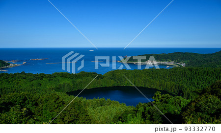 戸賀湾沖を航行する客船と二ノ目潟 男鹿半島八望台 戸賀湾沖を航行する客船と二ノ目潟 男鹿半島八望台 93332770