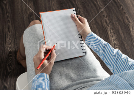 Business woman with notebook 93332946