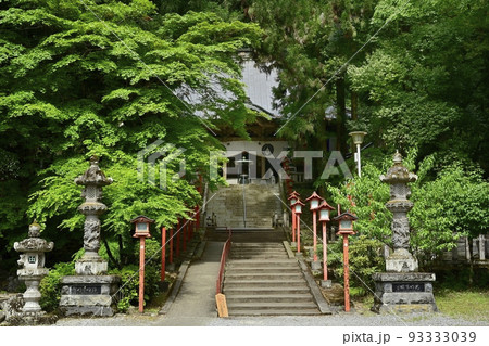 栃木市の出流山満願寺の本堂に参道石段 栃木市の出流山満願寺の本堂に参道石段 93333039