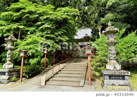 栃木市の出流山満願寺の本堂に参道石段 栃木市の出流山満願寺の本堂に参道石段 93333040