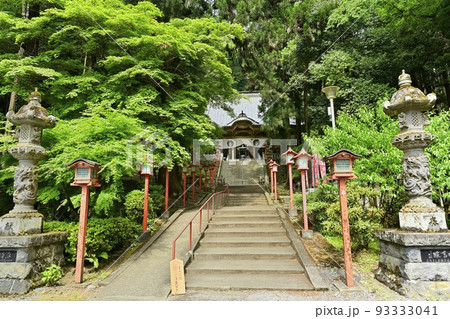 栃木市の出流山満願寺の本堂に参道石段 栃木市の出流山満願寺の本堂に参道石段 93333041
