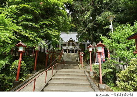 栃木市の出流山満願寺の本堂に参道石段 93333042