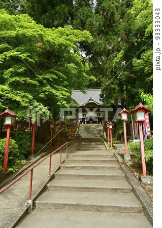栃木市の出流山満願寺の本堂に参道石段 93333043