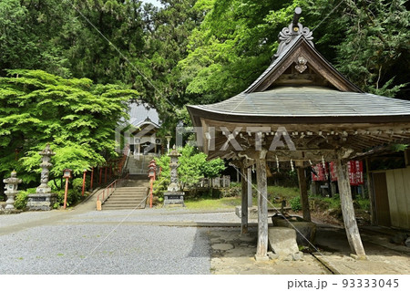 栃木市の出流山満願寺の手水舎と本堂に参道石段 栃木市の出流山満願寺の手水舎と本堂に参道石段 93333045
