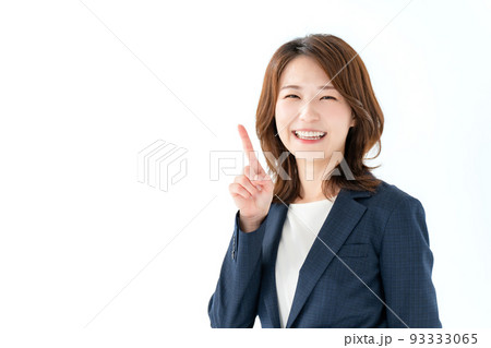 ビジネス　指差す女性　白バック 93333065