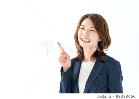 ビジネス　指差す女性　白バック 93333066