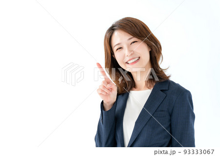ビジネス　指差す女性　白バック 93333067