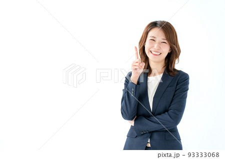 ビジネス　指差す女性　白バック 93333068