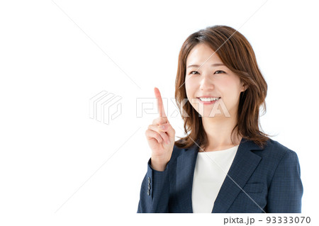 ビジネス 指差す女性 白バック ビジネス 指差す女性 白バック 93333070