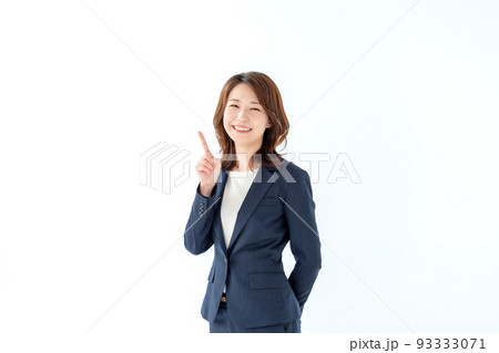 ビジネス 指差す女性 白バック ビジネス 指差す女性 白バック 93333071
