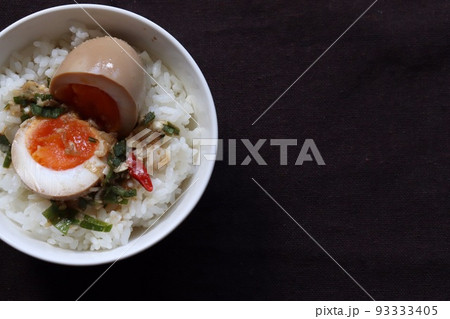 麻薬卵をご飯の上に乗せる 麻薬卵をご飯の上に乗せる 93333405