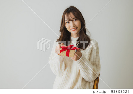プレゼント　ニットの女性 93333522