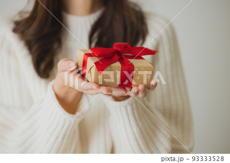 プレゼント　ニットの女性 93333528