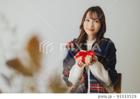 プレゼント ニットの女性 プレゼント ニットの女性 93333529