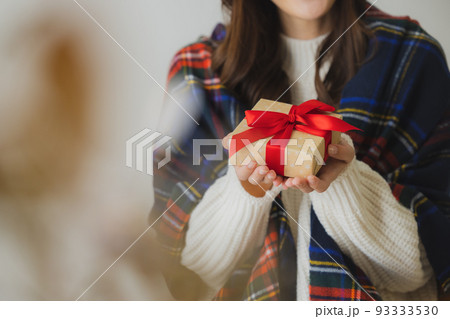 プレゼント　ニットの女性 93333530