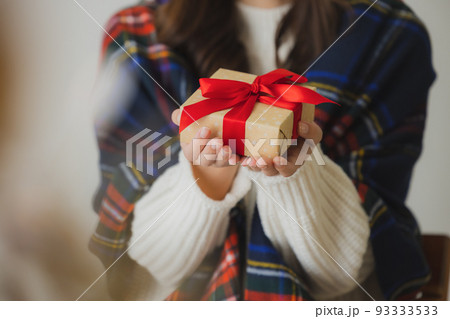 プレゼント ニットの女性 プレゼント ニットの女性 93333533