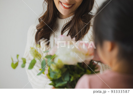 プレゼント　ニットの女性 93333587