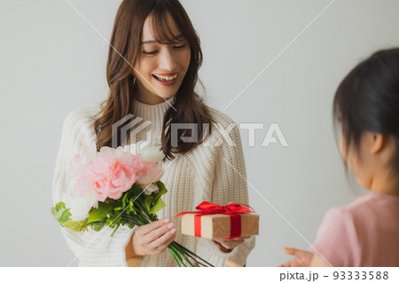 プレゼント　ニットの女性 93333588