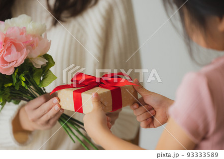 プレゼント ニットの女性 プレゼント ニットの女性 93333589